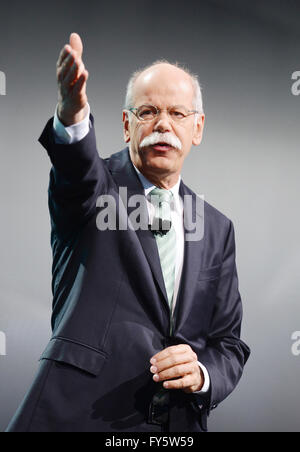 Detroit, USA. 13. Januar 2014. Vorstandsvorsitzender der Daimler AG und Leiter Mercedes-Benz Cars, Dieter Zetsche, präsentiert den neuen Mercedes-Benz C-Klasse am ersten Pressetag von der North American International Auto Show (NAIAS) in Cobo Center Detroit in Detroit, USA, 13. Januar 2014. NAIAS läuft vom 13. bis 26. Januar 2014, anfangs, dass es nur für die Presse und Auto Händler, später für die Öffentlichkeit als auch offen. Foto: ULI DECK/DPA/Alamy Live-Nachrichten Stockfoto