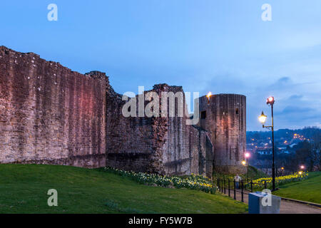 Barnard Castle, Teesdale, County Durham UK. Donnerstag, 21. April 2016. Leuchtfeuer leuchtet in der Dämmerung auf der Runde Turm von Barnard Castle im Nordosten von England, die Königinnen zu 90. Geburtstag feiern. Bildnachweis: David Forster/Alamy Live-Nachrichten Stockfoto