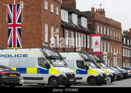 Windsor, UK. 22. April 2016. Polizeiwagen in Windsor vor der Ankunft von Barack Obama zu einem privaten Mittagessen mit der Königin zu ihrem 90. Geburtstag feiern. Bildnachweis: Mark Kerrison/Alamy Live-Nachrichten Stockfoto