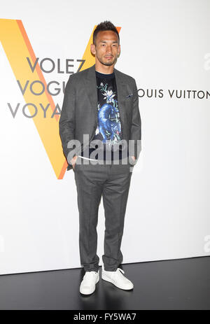 Tokio, Japan. 21. April 2016. Hidetoshi Nakata, 21. April 2016: Ehemalige japanische Fußball-star-Spieler Hidetoshi Nakata nimmt an einem Fototermin für die Eröffnungsfeier für Louis Vuittons '' Volez, Voguez, Voyagez''-Ausstellung am 21. April 2016, Tokio, Japan. Bildnachweis: Motoo Naka/AFLO/Alamy Live-Nachrichten Stockfoto