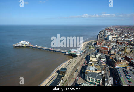 Blackpool, Lancashire, UK. 22. April 2016. Am 4. Tag in Folge, Blackpool, Lancashire hat sonnte sich unter ständigen Sonnenschein und blauem Himmel, die Temperaturen in dieser Welt berühmten Urlaubsort im Norden Englands gesehen hat, steigen auf 20 Grad - so warm wie das Mittelmeer. Dies ist der Blick auf das Resort von der Spitze des legendären Blackpool Tower ist eine berauschende, 158 Meter über dem Boden. Blackpool, Lancashire, UK Credit: Barrie Harwood/Alamy Live-Nachrichten Stockfoto