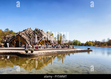 Britzer Garten, Neukölln, Berlin, Deutschland. 21. April 2016. Berliner, von schönem Wetter im freien gezogen besucht der 90 Hektar große Park. Die Hauptattraktion im Frühjahr ist die "Tulipan" Show, eine Anzeige von 500.000 Tulpen. Besucher genossen die formale Blumenbeete, wilder Parkland Flächen, Seen, Brunnen, Skulpturen und Restaurants. Der Park ist auch die Heimat, die größte Sonnenuhr Europas, eine wunderbare Kinder Spielplatz und eine Miniatur zu trainieren. Eden Breitz / Alamy Live News Stockfoto