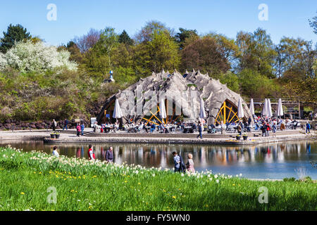 Britzer Garten, Neukölln, Berlin, Deutschland. 21. April 2016. Berliner, von schönem Wetter im freien gezogen besucht der 90 Hektar große Park. Die Hauptattraktion im Frühjahr ist die "Tulipan" Show, eine Anzeige von 500.000 Tulpen. Besucher genossen die formale Blumenbeete, wilder Parkland Flächen, Seen, Brunnen, Skulpturen und Restaurants. Der Park ist auch die Heimat, die größte Sonnenuhr Europas, eine wunderbare Kinder Spielplatz und eine Miniatur zu trainieren. Eden Breitz / Alamy Live News Stockfoto
