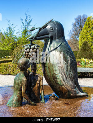 Britzer Garten, Neukölln, Berlin, Deutschland. 21. April 2016. Berliner, von schönem Wetter im freien gezogen besucht der 90 Hektar große Park. Die Hauptattraktion im Frühjahr ist die "Tulipan" Show, eine Anzeige von 500.000 Tulpen. Besucher genossen die formale Blumenbeete, wilder Parkland Flächen, Seen, Brunnen, Skulpturen und Restaurants. Der Park ist auch die Heimat, die größte Sonnenuhr Europas, eine wunderbare Kinder Spielplatz und eine Miniatur zu trainieren. Eden Breitz / Alamy Live News Stockfoto