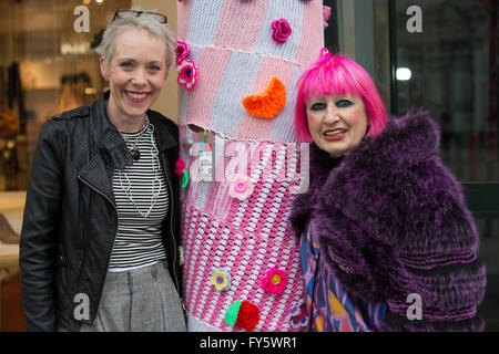 Bath, Großbritannien. 22. April 2016. Designer-Dame Zandra Rhodes trifft Emma Leith.  Zandra Rhodes war die Inspiration für Emmas "Garn Bombe" (Graffiti mit Wolle), Farbe in die Stadt Bath zu schaffen. Bildnachweis: Cecil Davis/Alamy Live-Nachrichten Stockfoto