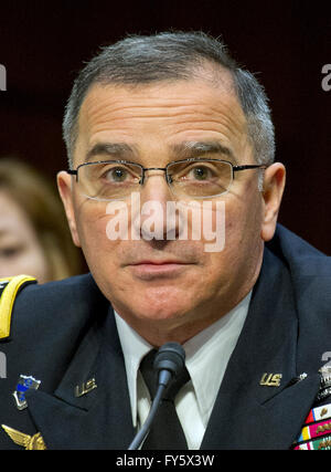 Vereinigte Staaten Armee-General Curtis M. Scaparrotti bezeugt vor uns Senate Committee on Armed Services auf seine Wiederwahl in die Besoldungsgruppe General und Kommandant, United States European Command und Supreme Allied Commander Europe auf dem Capitol Hill in Washington, DC auf Donnerstag, 21. April 2016 sein. Bildnachweis: Ron Sachs/CNP - kein Draht-Dienst- Stockfoto