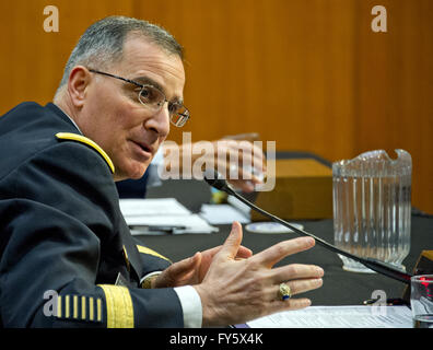 Vereinigte Staaten Armee-General Curtis M. Scaparrotti bezeugt vor uns Senate Committee on Armed Services auf seine Wiederwahl in die Besoldungsgruppe General und Kommandant, United States European Command und Supreme Allied Commander Europe auf dem Capitol Hill in Washington, DC auf Donnerstag, 21. April 2016 sein. Bildnachweis: Ron Sachs/CNP - kein Draht-Dienst- Stockfoto