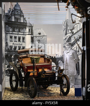 Eisenach, Deutschland. 22. April 2016. Ein Besucher schaut ein Wartburg "Modell 2" aus dem Jahre 1899 ist im Museum Automobile Welt Eisenach (AWE) Automuseum in Eisenach, Deutschland, 22. April 2016 gesehen. Das Museum eröffnet die neue Ausstellung über die Vorkriegsgeschichte von BMW. Foto: Martin Schutt/Dpa/Alamy Live News Stockfoto