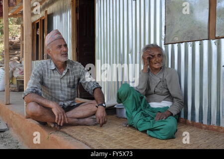 Badare, Nepal. 8. April 2016. Leben im Dorf Badare, Nepal, 8. April 2016. Vor einem Jahr, rumpelte Nepal mit einem massiven 7.8 Erdbeben, der Alltag der Armen Himalaya landesweit zu zerschlagen. © Tereza Supova/CTK Foto/Alamy Live-Nachrichten Stockfoto