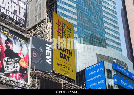 New York, NY, USA. 21. April 2016. Ein Plakat wirbt #CarFreeNYC als Mitglieder der Koalition hinter #CarFreeNYC Initiative eine Pressekonferenz und Kundgebung auf dem Times Square in ein Aufruf zum Handeln für New York City Treiber, Donnerstag, 21. April 2016 halten. Bildnachweis: Bryan Smith/ZUMA Draht/Alamy Live-Nachrichten Stockfoto