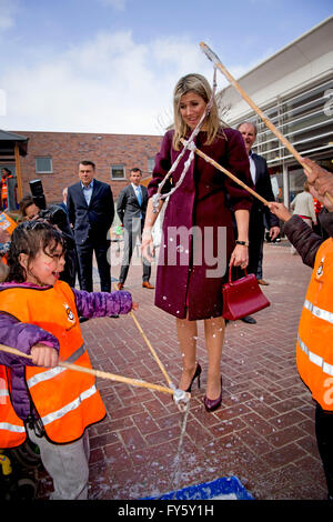Amsterdam, Niederlande. 22. April 2016.  König Willem-Alexander und Maxima der Königin der Niederlande besuchen den König spielen (Koningsspelen) in der Grundschule Drostenburg für Kinder mit einer Behinderung in Amsterdam, Niederlande, 22. April 2016. Der Tag beginnt mit einem Frühstück. Bildnachweis: Dpa picture Alliance/Alamy Live News Stockfoto