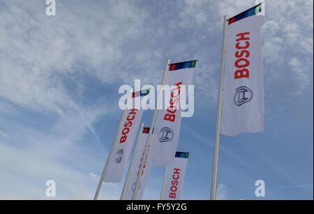 Renningen, Deutschland. 22. April 2016. Fahnen flattern auf dem Bosch-Campus in Renningen, Deutschland, 22. April 2016. Foto: Franziska Kraufmann/Dpa/Alamy Live News Stockfoto