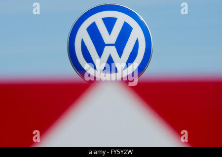 Wolfsburg, Deutschland. 22. April 2016. Ein Verkehrsschild vor einem der Eingangstore in die Volkaswagen-Fabrik in Wolfsburg, Deutschland, 22. April 2016. Foto: Julian Stratenschulte/Dpa/Alamy Live News Stockfoto