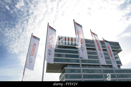 Renningen, Deutschland. 22. April 2016. Fahnen flattern vor einem Gebäude des Bosch-Campus in Renningen, Deutschland, 22. April 2016. Foto: Franziska Kraufmann/Dpa/Alamy Live News Stockfoto