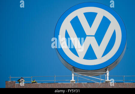 Wolfsburg, Deutschland. 22. April 2016. Das Volkswagen Logo auf einem Verwaltungsgebäude an der Volkaswagen-Fabrik in Wolfsburg, Deutschland, 22. April 2016. Foto: Julian Stratenschulte/Dpa/Alamy Live News Stockfoto