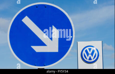 Wolfsburg, Deutschland. 22. April 2016. Ein Verkehrsschild weist nach unten vor einem der Eingangstore in die Volkaswagen-Fabrik in Wolfsburg, Deutschland, 22. April 2016. Foto: Julian Stratenschulte/Dpa/Alamy Live News Stockfoto