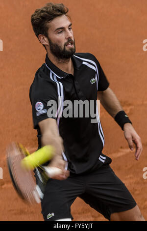 Barcelona, Katalonien, Spanien. 22. April 2016. BENOIT PAIRE (FRA) gibt den Ball während ihrer Qurter-Finale im "Barcelona Open Banc Sabadell" 2016, Malek Jaziri (TUN) zurück. Paire gewinnt 3-6, 7-5, 6-1 Credit: Matthias Oesterle/ZUMA Draht/Alamy Live News Stockfoto