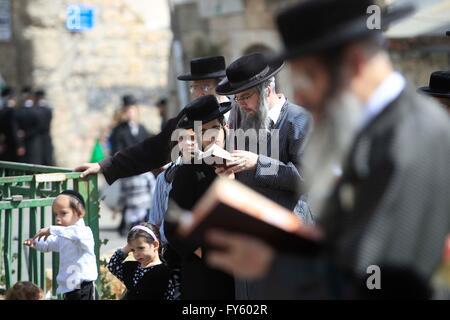 Jerusalem. 22. April 2016. Ein Ultra-orthodoxer jüdischen Mann betet vor brennenden gesäuertes Elementen im Stadtteil Mea Shearim von Jerusalem, am 22. April 2016. Juden ist es verboten, gesäuerte Lebensmittel essen während des Passahfestes, die die biblische Geschichte von Flucht der Israeliten aus der Sklaverei und des Exodus aus Ägypten feiert. Bildnachweis: Muammar Awad/Xinhua/Alamy Live-Nachrichten Stockfoto