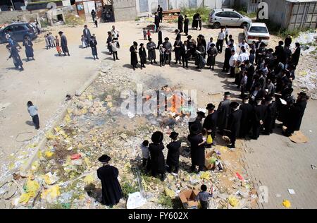 Jerusalem. 22. April 2016. Ultra-orthodoxe jüdische Männer brennen gesäuertes Elemente als letzte Vorbereitung für das Pessachfest in Jerusalem, am 22. April 2016. Juden ist es verboten, gesäuerte Lebensmittel essen während des Passahfestes, die die biblische Geschichte von Flucht der Israeliten aus der Sklaverei und des Exodus aus Ägypten feiert. Bildnachweis: Muammar Awad/Xinhua/Alamy Live-Nachrichten Stockfoto