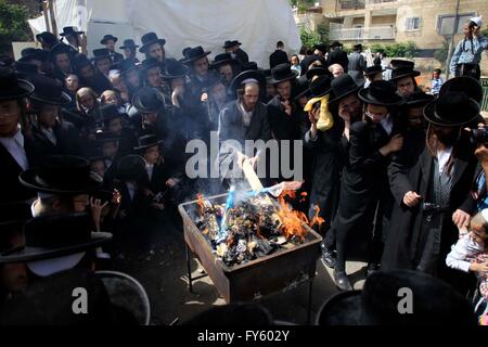 Jerusalem. 22. April 2016. Ultra-orthodoxe jüdische Männer brennen gesäuertes Elemente als letzte Vorbereitung für das Pessachfest in Jerusalem, am 22. April 2016. Juden ist es verboten, gesäuerte Lebensmittel essen während des Passahfestes, die die biblische Geschichte von Flucht der Israeliten aus der Sklaverei und des Exodus aus Ägypten feiert. Bildnachweis: Muammar Awad/Xinhua/Alamy Live-Nachrichten Stockfoto