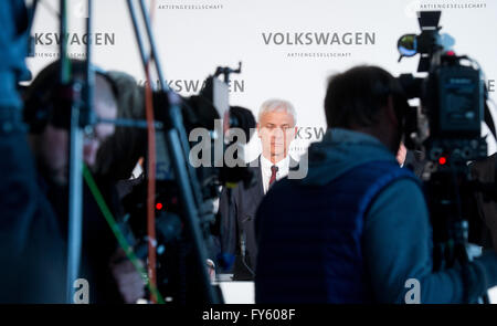 Wolfsburg, Deutschland. 22. April 2016. Matthias Mueller, Vorstandsvorsitzender der Volkswagen AG, im Rahmen einer Pressekonferenz bei der Volkswagen arbeitet in Wolfsburg, Deutschland, 22. April 2016. Foto: JULIAN STRATENSCHULTE/Dpa/Alamy Live News Stockfoto