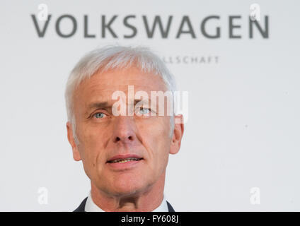 Wolfsburg, Deutschland. 22. April 2016. Matthias Mueller, Vorstandsvorsitzender der Volkswagen AG, im Rahmen einer Pressekonferenz bei der Volkswagen arbeitet in Wolfsburg, Deutschland, 22. April 2016. Foto: JULIAN STRATENSCHULTE/Dpa/Alamy Live News Stockfoto