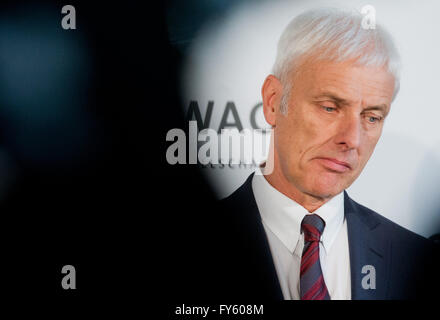 Wolfsburg, Deutschland. 22. April 2016. Matthias Mueller, Vorstandsvorsitzender der Volkswagen AG, im Rahmen einer Pressekonferenz bei der Volkswagen arbeitet in Wolfsburg, Deutschland, 22. April 2016. Foto: JULIAN STRATENSCHULTE/Dpa/Alamy Live News Stockfoto