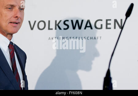 Wolfsburg, Deutschland. 22. April 2016. Matthias Mueller, Vorstandsvorsitzender der Volkswagen AG, im Rahmen einer Pressekonferenz bei der Volkswagen arbeitet in Wolfsburg, Deutschland, 22. April 2016. Foto: JULIAN STRATENSCHULTE/Dpa/Alamy Live News Stockfoto