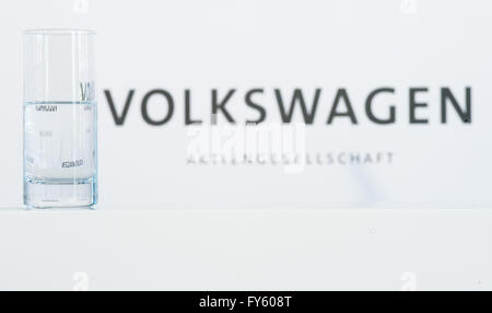 Wolfsburg, Deutschland. 22. April 2016. Ein Glas Wasser auf einer Pressekonferenz bei der Volkswagen arbeitet in Wolfsburg, Deutschland, 22. April 2016. Foto: JULIAN STRATENSCHULTE/Dpa/Alamy Live News Stockfoto