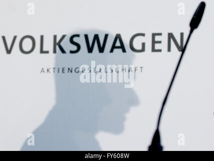 Wolfsburg, Deutschland. 22. April 2016. Schatten des Matthias Mueller, Vorstandsvorsitzender der Volkswagen AG, im Rahmen einer Pressekonferenz bei der Volkswagen arbeitet in Wolfsburg, Deutschland, 22. April 2016. Foto: JULIAN STRATENSCHULTE/Dpa/Alamy Live News Stockfoto