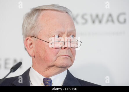 Wolfsburg, Deutschland. 22. April 2016. Wolfgang Porsche arbeitet Mitglied des Aufsichtsrats der Volkswagen, während einer Pressekonferenz bei der Volkswagen in Wolfsburg, Deutschland, 22. April 2016. Foto: JULIAN STRATENSCHULTE/Dpa/Alamy Live News Stockfoto