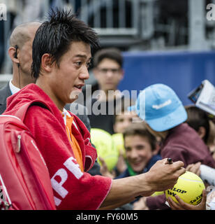 Barcelona, Katalonien, Spanien. 22. April 2016. KEI NISHIKORI (JAP) gibt Autogramme nach dem Sieg gegen Alexandr Dolgopolov (UKR) ihre Viertel-Finale des "Barcelona Open Banc Sabadell" 2016. Nishikori gewinnt 7-5, 6-0 Credit: Matthias Oesterle/ZUMA Draht/Alamy Live News Stockfoto