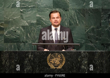 Vereinte Nationen, Klima-Abkommen von Paris am Sitz Vereinten Nationen in New York. 22. April 2016. Leonardo DiCaprio, Schauspieler und UN-Bote des Friedens, befasst sich mit der feierlichen Eröffnung des Klima-Abkommen von Paris am Sitz Vereinten Nationen in New York, 22. April 2016. Bildnachweis: Li Muzi/Xinhua/Alamy Live-Nachrichten Stockfoto