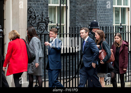 London, UK. 22. April 2016. Botschafter der Vereinigten Staaten, der Court of St James, Matthew Barzun (Dritter von links), tritt die Nummer 10 mit Kollegen. Barack Obama, Präsident der Vereinigten Staaten besucht David Cameron, Premierminister, in der Downing Street während seines dreitägigen Staatsbesuch in Großbritannien. Bildnachweis: Stephen Chung/Alamy Live-Nachrichten Stockfoto