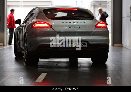 Leipzig, Deutschland. 14. April 2016. Ein Panamera S E-Hybrid durch eine Messehalle während eine Konferenz zum Thema Elektromobilität in Leipzig, Deutschland, 14. April 2016 fahren. Foto: Jan Woitas/Dpa/Alamy Live News Stockfoto