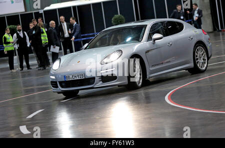 Leipzig, Deutschland. 14. April 2016. Ein Panamera S E-Hybrid durch eine Messehalle während eine Konferenz zum Thema Elektromobilität in Leipzig, Deutschland, 14. April 2016 fahren. Foto: Jan Woitas/Dpa/Alamy Live News Stockfoto