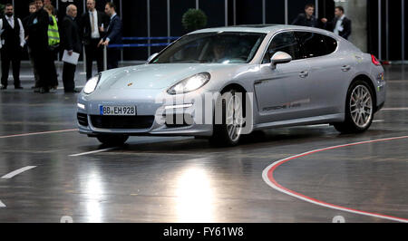 Leipzig, Deutschland. 14. April 2016. Ein Panamera S E-Hybrid durch eine Messehalle während eine Konferenz zum Thema Elektromobilität in Leipzig, Deutschland, 14. April 2016 fahren. Foto: Jan Woitas/Dpa/Alamy Live News Stockfoto