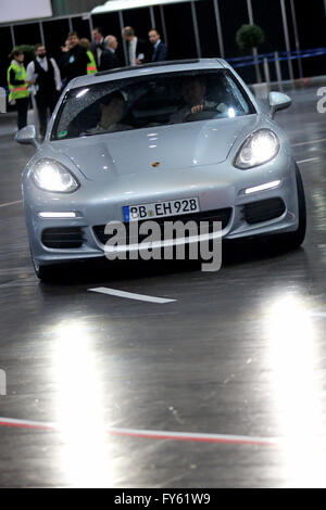 Leipzig, Deutschland. 14. April 2016. Ein Panamera S E-Hybrid durch eine Messehalle während eine Konferenz zum Thema Elektromobilität in Leipzig, Deutschland, 14. April 2016 fahren. Foto: Jan Woitas/Dpa/Alamy Live News Stockfoto