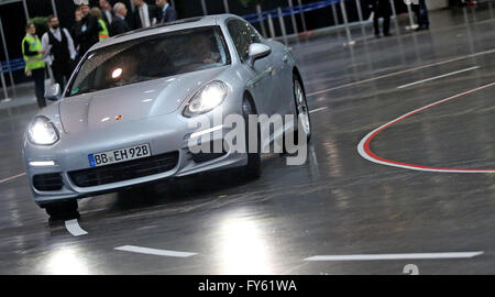 Leipzig, Deutschland. 14. April 2016. Ein Panamera S E-Hybrid durch eine Messehalle während eine Konferenz zum Thema Elektromobilität in Leipzig, Deutschland, 14. April 2016 fahren. Foto: Jan Woitas/Dpa/Alamy Live News Stockfoto