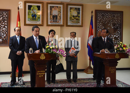 Phnom Penh, Kambodscha. 22. April 2016. Chinesischen Außenminister Wang Yi und seinem kambodschanischen Amtskollegen Prak Sokhonn besuchen Pressekonferenz in Phnom Penh, Kambodscha, 22. April 2016. © Xue Lei/Xinhua/Alamy Live-Nachrichten Stockfoto