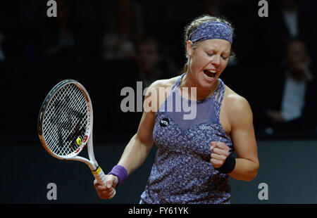 Stuttgart, Deutschland. 22. April 2016. Laura Siegemund aus Deutschland im Kampf gegen Vinci aus Italien im Viertelfinale des WTA-Turniers in Stuttgart, Deutschland, 22. April 2016. Foto: MARIJAN MURAT/Dpa/Alamy Live News Stockfoto