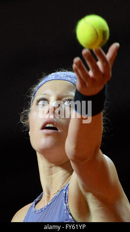 Stuttgart, Deutschland. 22. April 2016. Laura Siegemund aus Deutschland im Kampf gegen Vinci aus Italien im Viertelfinale des WTA-Turniers in Stuttgart, Deutschland, 22. April 2016. Foto: MARIJAN MURAT/Dpa/Alamy Live News Stockfoto