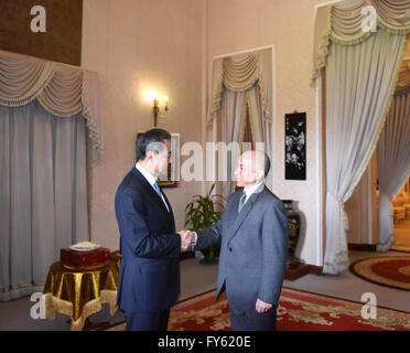 Phnom Penh, Kambodscha. 22. April 2016. Kambodschanischer König Norodom Sihamoni trifft sich mit chinesischen Außenminister Wang Yi in Phnom Penh, Kambodscha, 22. April 2016. © Xue Lei/Xinhua/Alamy Live-Nachrichten Stockfoto