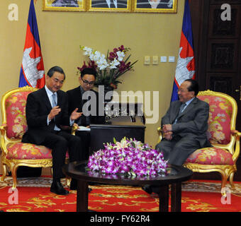 Phnom Penh, Kambodscha. 22. April 2016. Kambodschas Deputy Prime Minister (R) trifft mit chinesischen Außenminister Wang Yi (L) in Phnom Penh, Kambodscha, 22. April 2016. © Zhang Yanfang/Xinhua/Alamy Live-Nachrichten Stockfoto