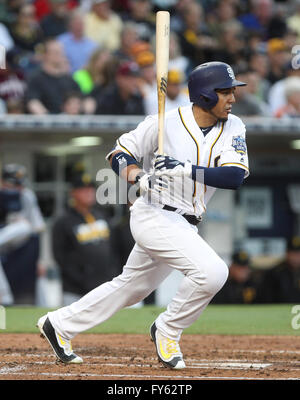 21. April 2016 - San Diego, USA - SAN DIEGO, 21. April 2016 |  Die Padres Jon Jay trifft ein einzelnes im dritten Inning gegen die Piraten im Petco Park in San Diego am Donnerstag. | Foto von Hayne Palmour IV/San Diego Union-Tribune/obligatorischen Credit: HAYNE PALMOUR IV/SAN DIEGO UNION-TRIBUNE/ZUMA PRESS San Diego Union-Tribune Foto von Hayne Palmour IV copyright 2016 (Credit-Bild: © Hayne Palmour Iv/San Diego Union-Tribune über ZUMA Draht) Stockfoto