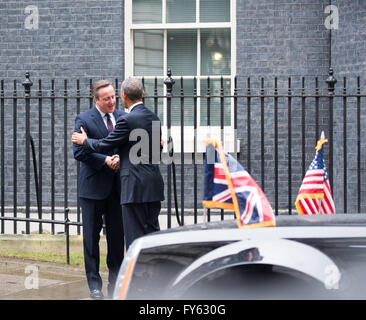 London UK, 22. April 2016, David Cameron begrüßt Präsident Barack Obama Stockfoto