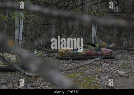 Chernoby, Ukraine. 22. April 2016. Eine allgemeine Ansicht zeigt den Vergnügungspark der verlassenen Stadt Pripjat, in der Nähe das Kernkraftwerk in Tschernobyl, Ukraine, 11. April 2016. Die Explosion der Einheit 4 des Kernkraftwerks Tschernobyl in den frühen Morgenstunden des 26. April 1986 gilt bis heute als der größte Unfall in der Geschichte der Kernenergie. Nach der Explosion wurden im 1986 etwa 47.000 Menschen der Stadt Pripyat evakuiert. Ukrainer jährt die 30 der Tragödie von Tschernobyl am 26. April 2016. © Nazar Furyk/ZUMA Draht/Alamy Live-Nachrichten Stockfoto