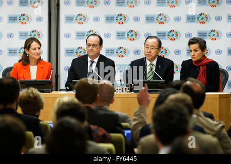 New York, USA. 22. April 2016. (von links nach rechts) Ségolène Royal, Minister für Ökologie, nachhaltige Entwicklung und Energie von Frankreich, der französische Präsident Francois Hollande, der Generalsekretär der Vereinten Nationen, Ban Ki-Moon und Christiana Figueres, besuchen den Exekutivsekretär des Rahmenübereinkommens der Vereinten Nationen über Klimaänderungen (UNFCCC) eine Pressekonferenz im Anschluss die hochrangigen Unterzeichnungszeremonie für Paris Klimaabkommen am Sitz Vereinten Nationen in New York, 22. April 2016. Bildnachweis: Xinhua/Alamy Live-Nachrichten Stockfoto