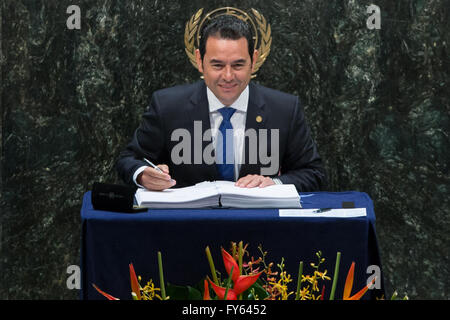 UN, New York, USA. 22. April 2016. Guatemalas Präsident Jimmy Morales unterschreibt das Paris-Klimaabkommen am Sitz Vereinten Nationen in New York, 22. April 2016. Führer von mindestens 175 Ländern haben das Wahrzeichen Paris Übereinkommen zum Klimawandel hier markiert den ersten Schritt zum Inkrafttreten der Pakt unterzeichnet. Bildnachweis: Xinhua/Alamy Live-Nachrichten Stockfoto