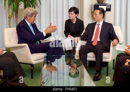 New York, USA. 22. April 2016. US-Außenminister John Kerry Gespräche mit chinesischen Vize-Premier Zhang Gaoli während eines bilateralen Treffens vor der Behandlung die Delegierten und vor der Unterzeichnung der COP21 Klimaschutzabkommen in der UN General Assembly Hall 22. April 2016 in New York City. Bildnachweis: Planetpix/Alamy Live-Nachrichten Stockfoto